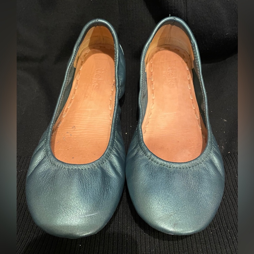 Limited edition - Tahitian Pearl Tieks - AS IS - there is a scratch on toe.